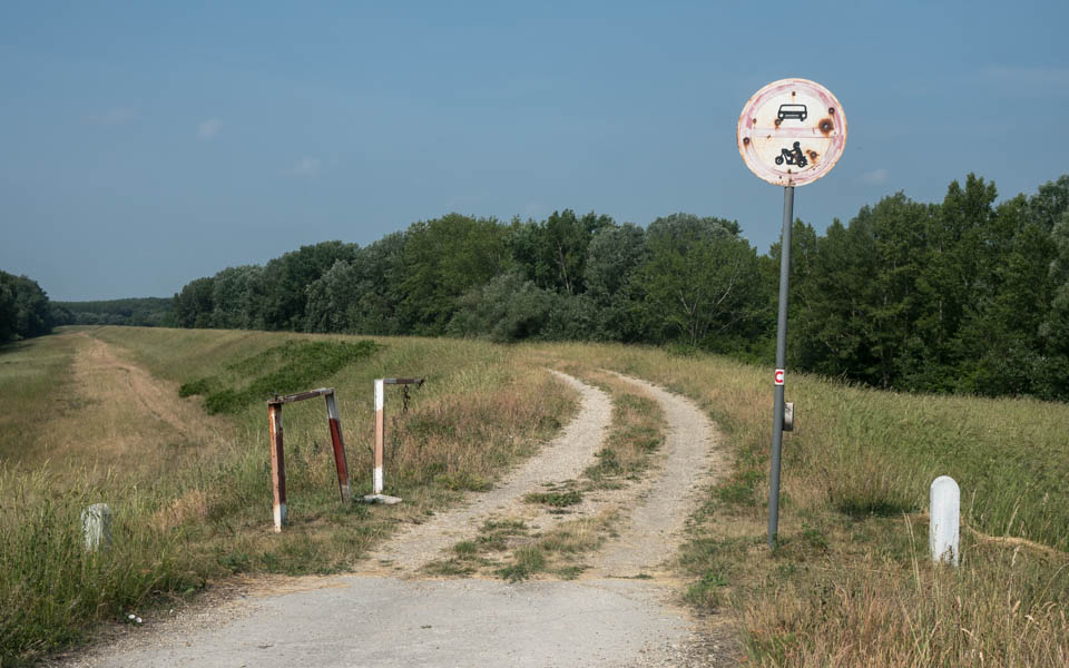 Over rough and smooth on the Danube cycle path